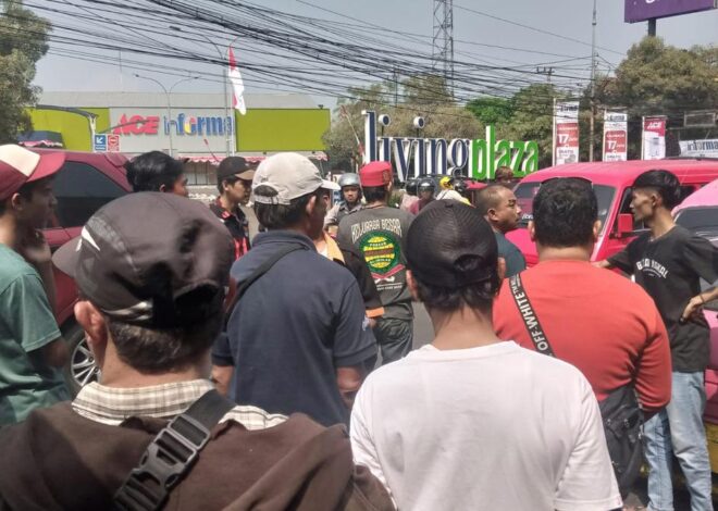 Ratusan Sopir Angkot di Kota Sukabumi Mogok Jalan, Minta Pembatasan Ojek Online