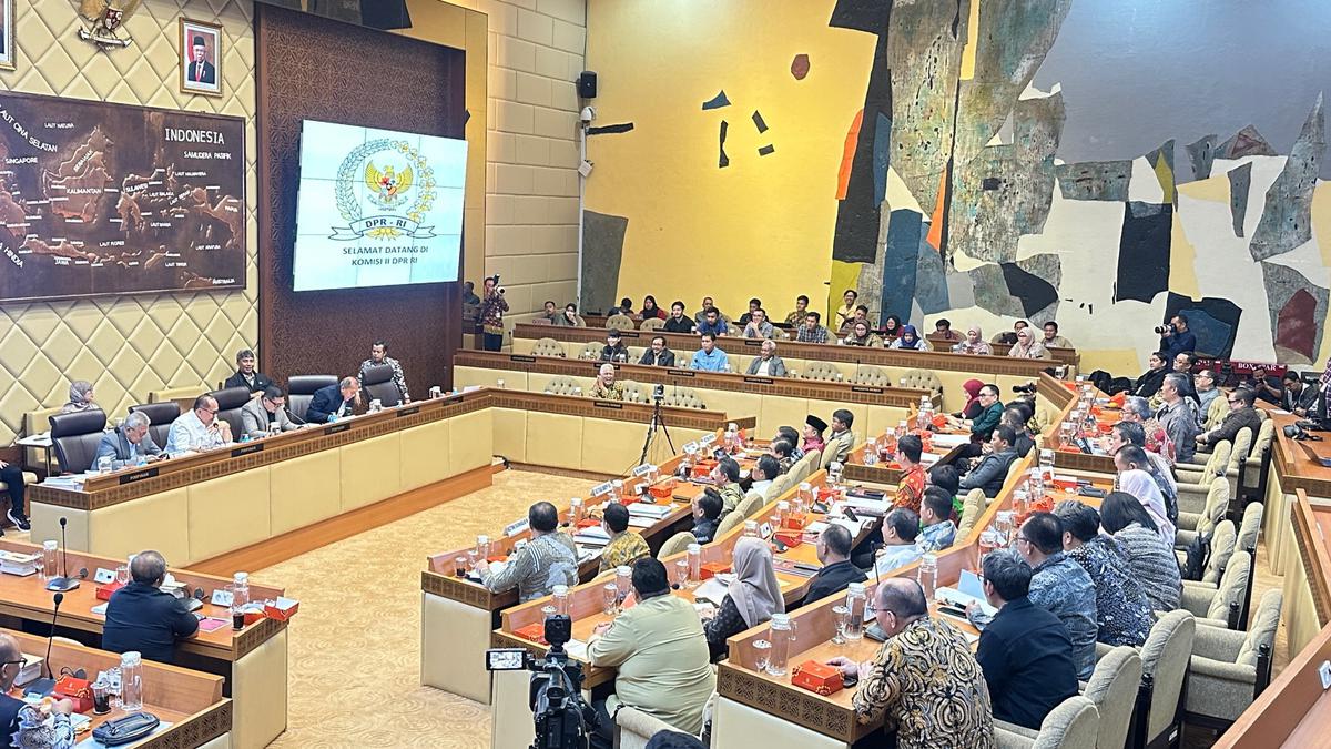 Alasan DPR Sahkan PKPU Pilkada soal Ambang Batas dan Usia Calon di Hari Libur