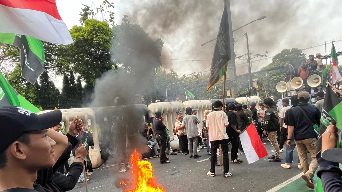 Demo ‘Peringatan Darurat’, Massa Bakar Ban dan Desak KPU Keluarkan PKPU