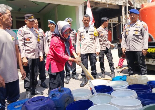 Warga Belik Curhat Kekeringan, Cur.. Polisi Langsung Kirim Tangki Air Bersih