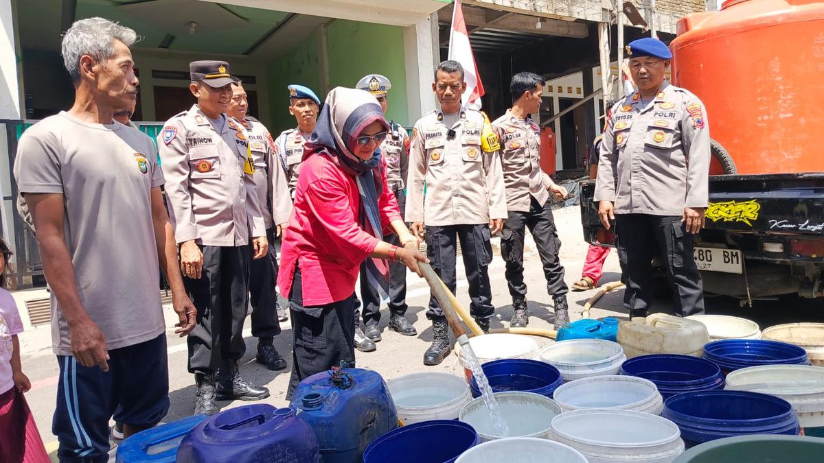 Warga Belik Curhat Kekeringan, Cur.. Polisi Langsung Kirim Tangki Air Bersih