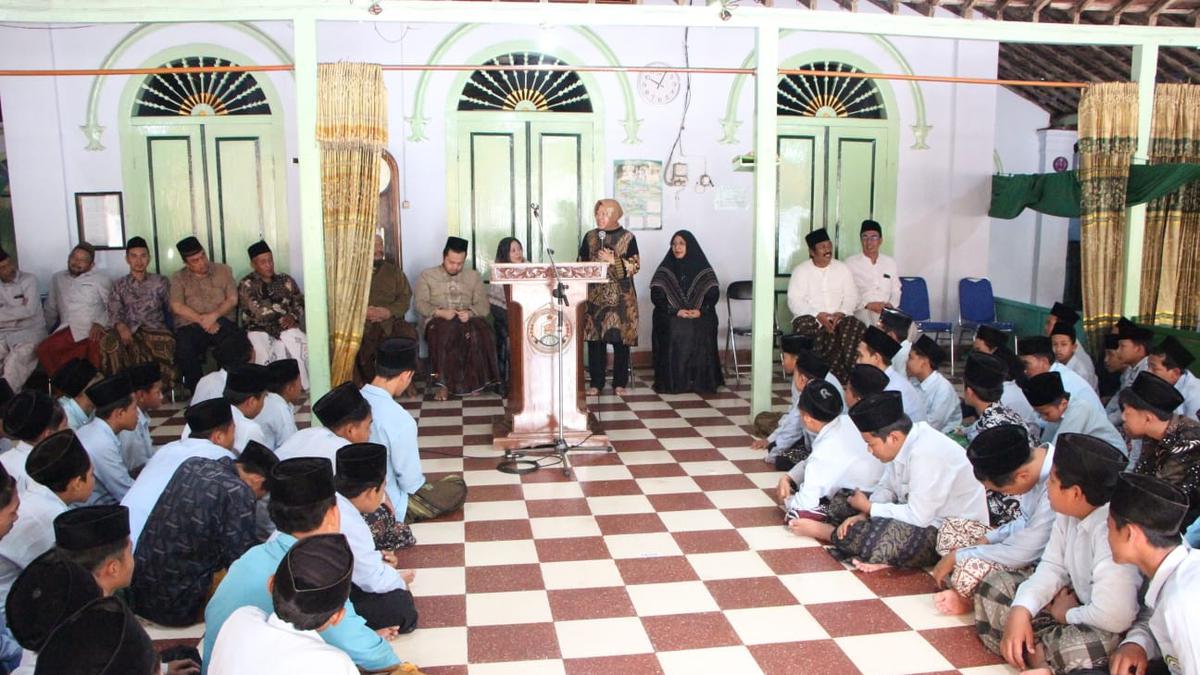 Sowan ke Ponpes Mambaul Hikam Blitar, Cagub Risma Ingin Kesejahteraan Ustaz dan Santri Meningkat