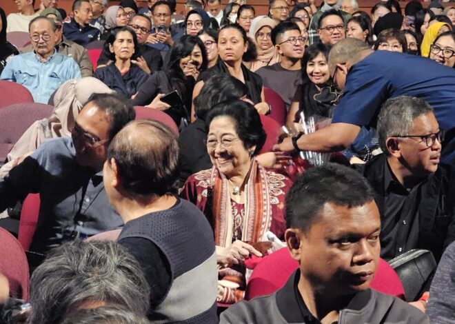 Momen Megawati Habiskan Malam Minggu Nonton Teater di TIM