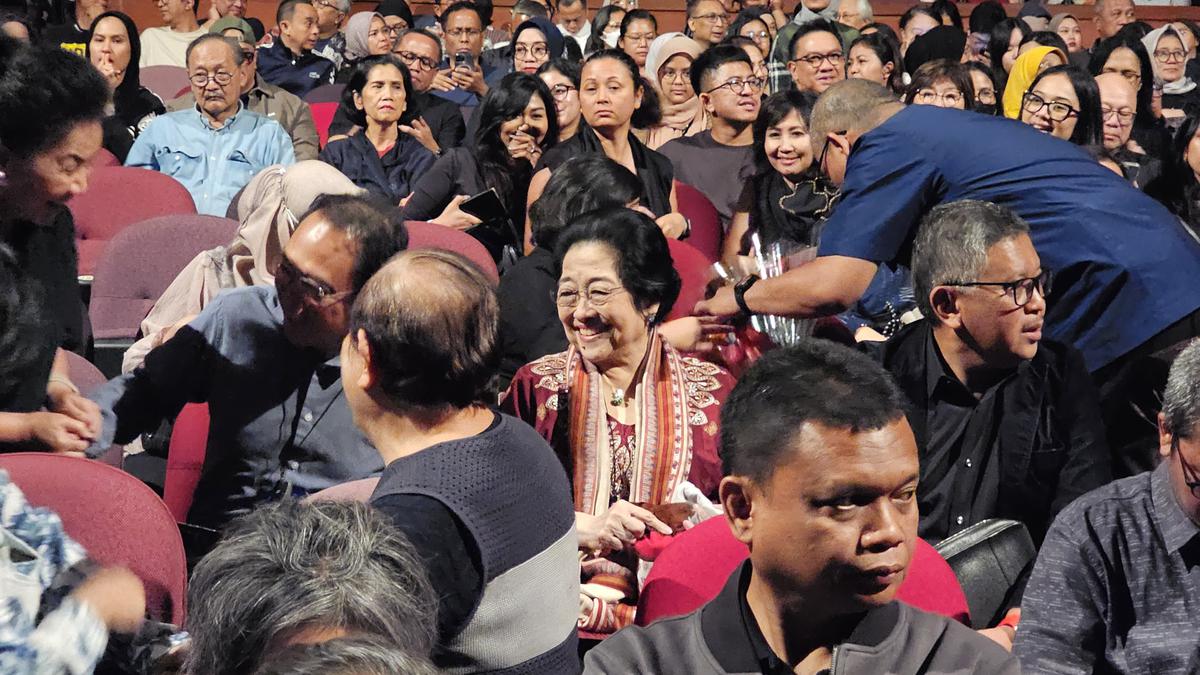 Momen Megawati Habiskan Malam Minggu Nonton Teater di TIM