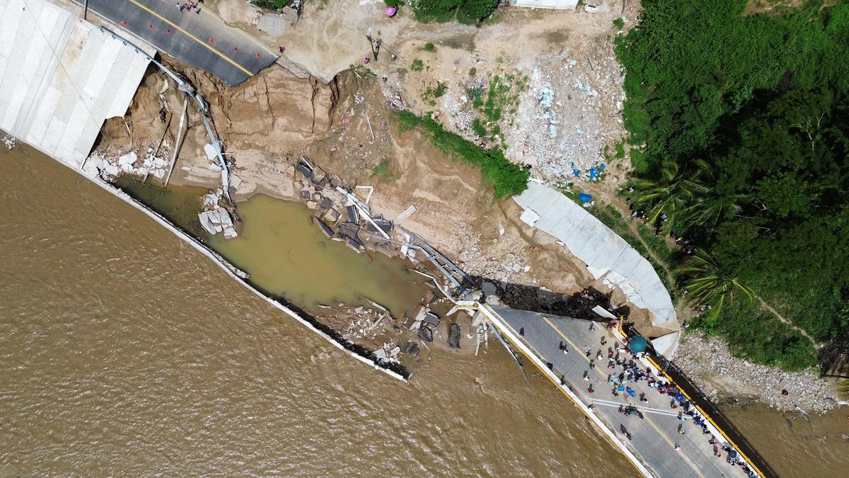 Imbas Banjir dan Tanah Longsor di Guerrero Meksiko, Sebuah Jembatan Putus