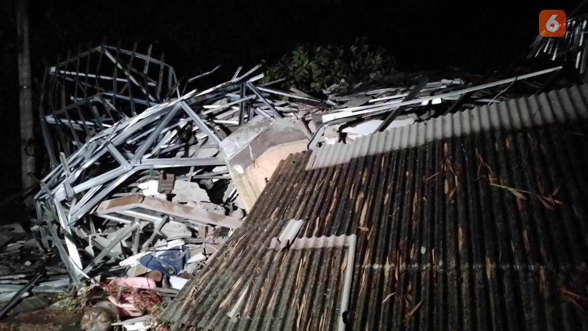 Tebing 5 Meter Longsor Hantam 2 Rumah Warga di Sukabumi