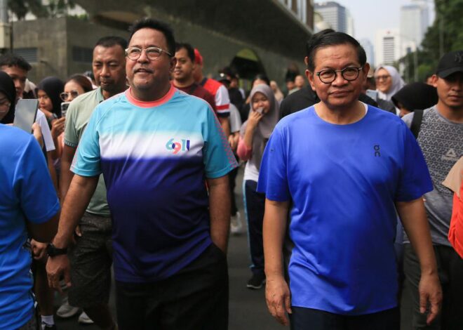 Berolahraga Saat CFD, Pramono Anung-Rano Karno Sapa Warga Jakarta