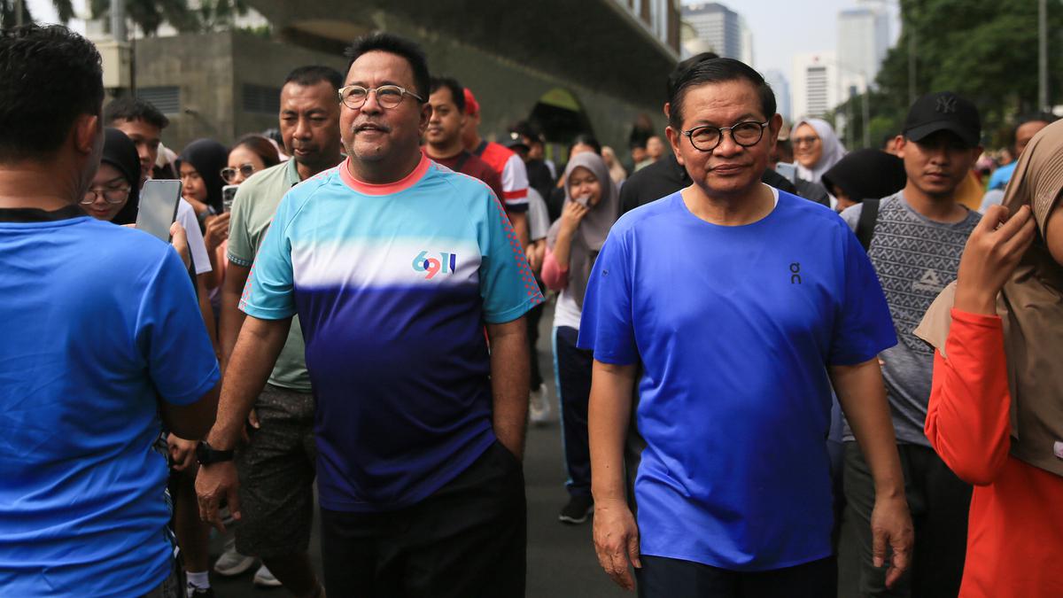 Berolahraga Saat CFD, Pramono Anung-Rano Karno Sapa Warga Jakarta