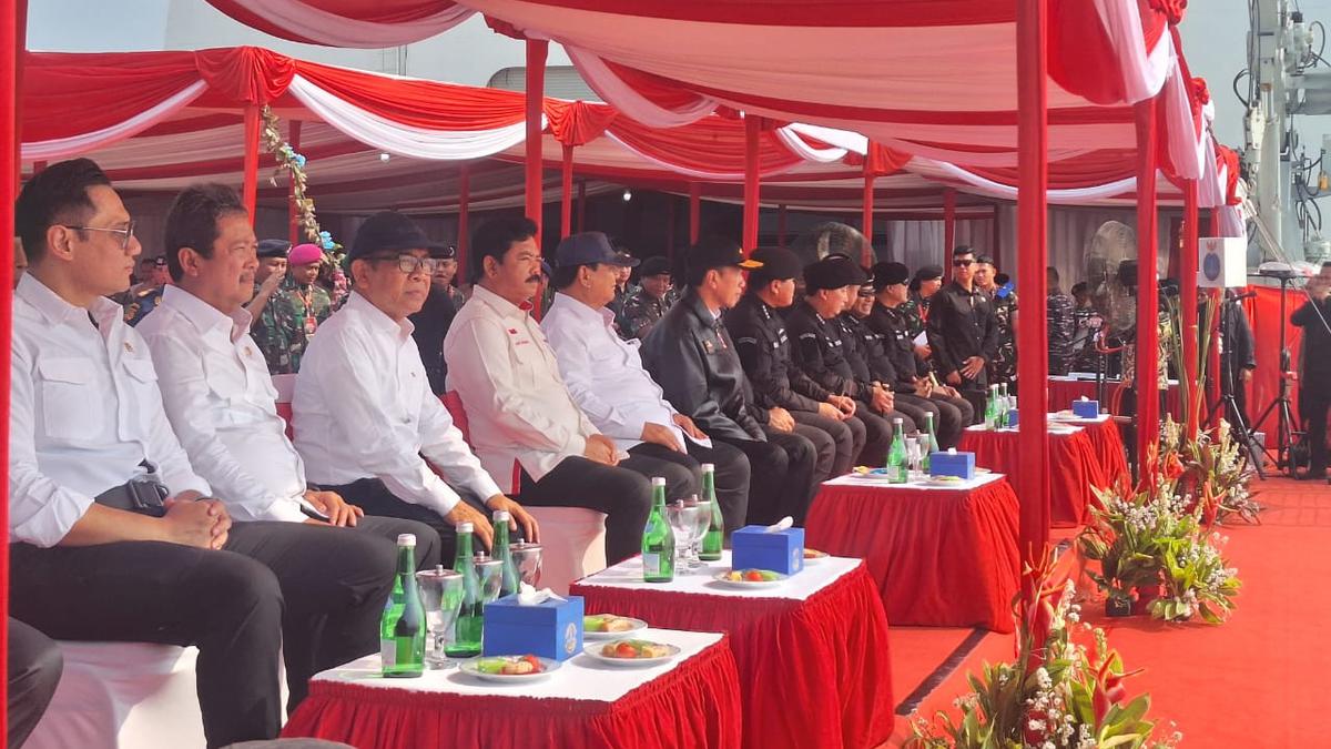 Jokowi dan Prabowo Saksikan Sailing Pass Kapal Perang TNI AL dari Atas KRI