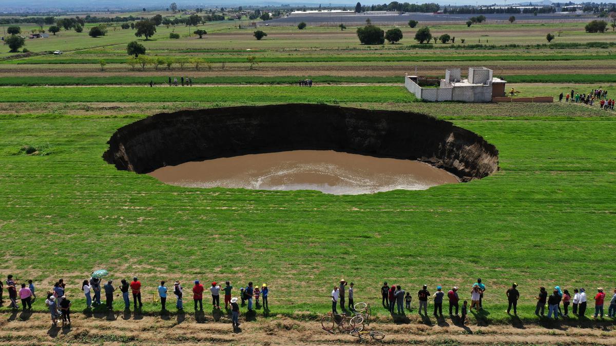 10 Sinkhole Terdalam dan Terbesar di Dunia