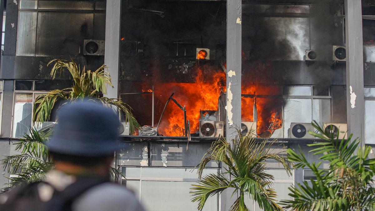 Top 3 News: Gedung Bakamla RI Kebakaran, Api Meluas di Bagian Atap