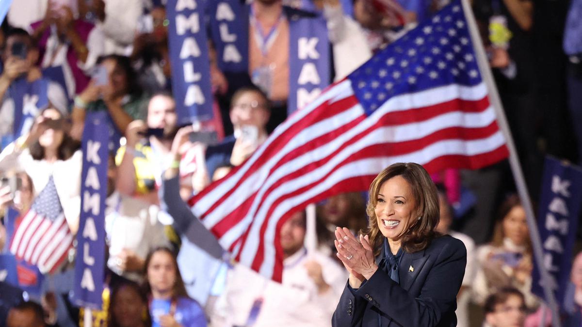 Kamala Harris Kritik Donald Trump yang Diduga Berkampanye di Makam Pahlawan Arlington