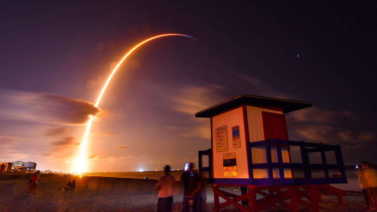 SpaceX Luncurkan Misi Penjemputan 2 Astronot yang Terjebak di Ruang Angkasa
