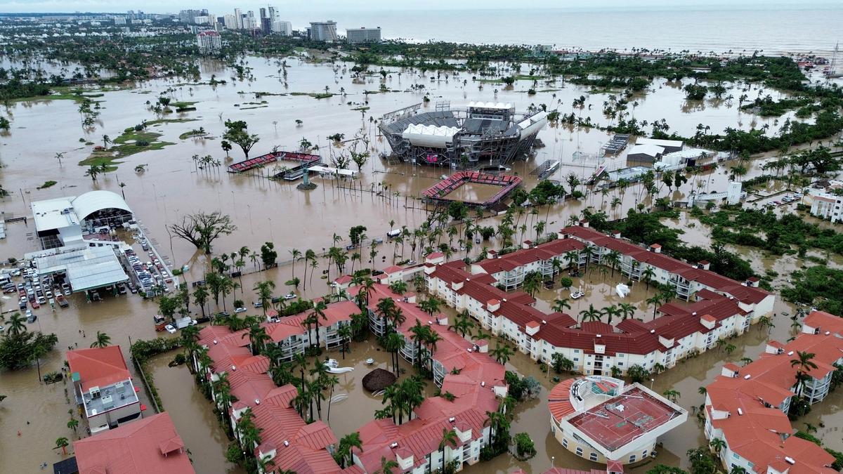 Kembali Menguat, Banjir Akibat Terjangan Badai John Rendam Acapulco Meksiko