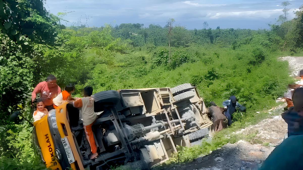 Bus Anak Sekolah di Sulteng Terbalik, Belasan Siswa Trauma