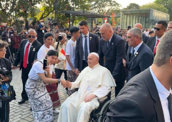 Paus Fransiskus Disambut Alunan Angklung di Gereja Katedral, Salami Puluhan Anak-anak