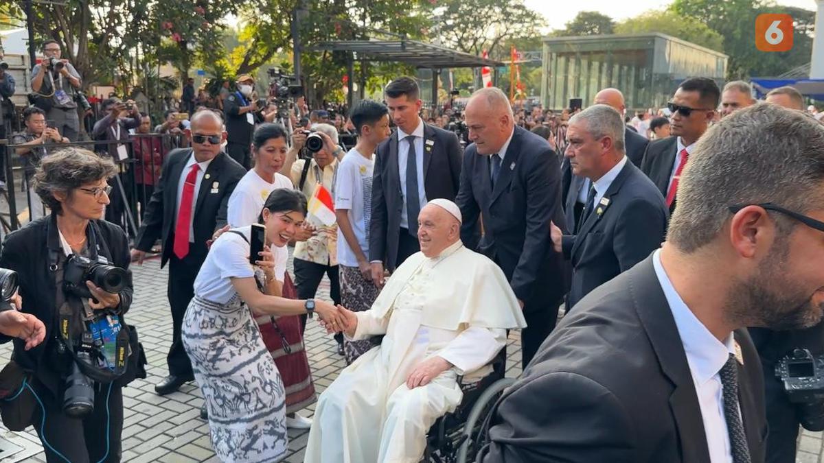 Paus Fransiskus Disambut Alunan Angklung di Gereja Katedral, Salami Puluhan Anak-anak