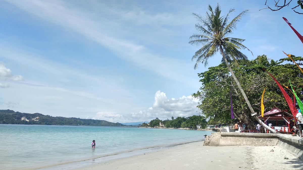 Menikmati Keindahan Pantai Natsepa, Surga Tersembunyi di Desa Suli Maluku Tengah