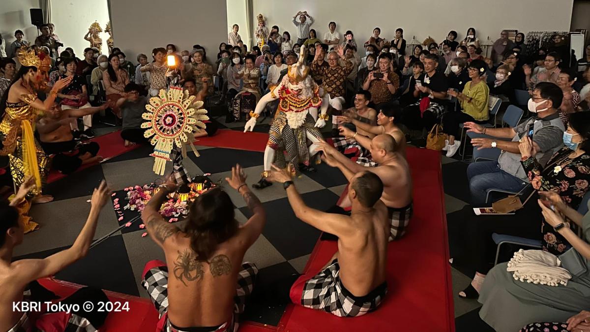 Ratusan Warga Jepang Antusias Belajar Tari Kecak Bali di Tokyo Fuji Art Museum