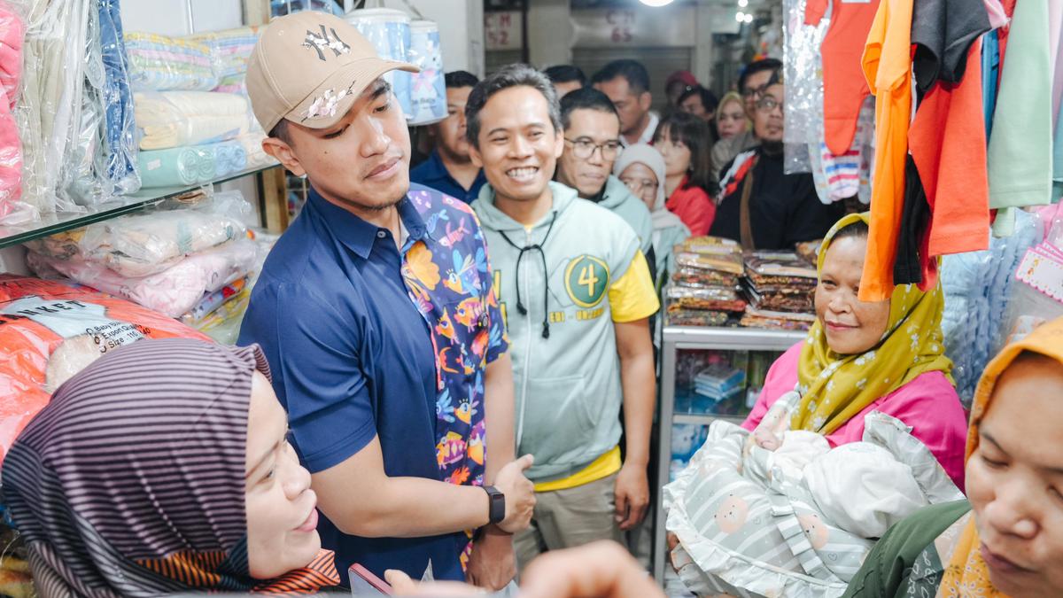 Ketum PSI Temani Paslon Bupati Bandung Barat Blusukan ke Pasar Panorama Lembang