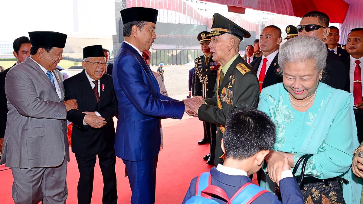 Istana Bantah Jokowi Tak Salami Try Sutrisno Saat HUT ke-79 TNI