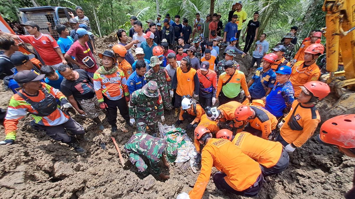 Tragedi Tanah Longsor di Kebumen, Jenazah Ibu dan Anak Ditemukan dalam Posisi Berpelukan