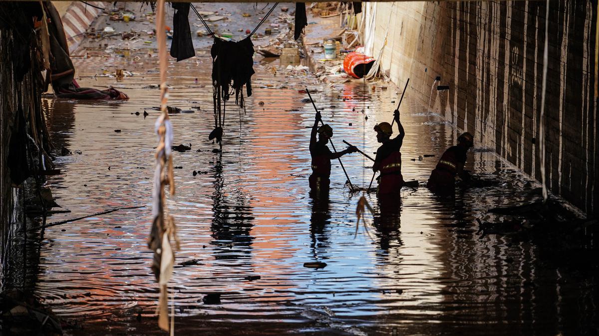 Tim Penyelamat Gabungan Terus Berjibaku Evakuasi Korban Banjir Spanyol