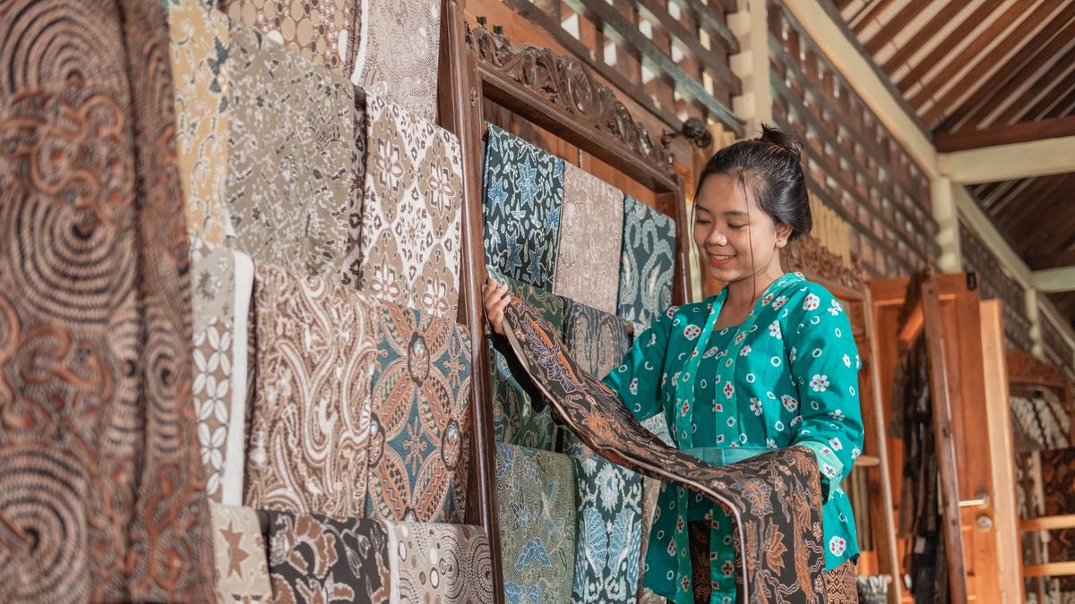 Ubah Batik Jadi 5 Kerajinan Tangan Kreatif Ini